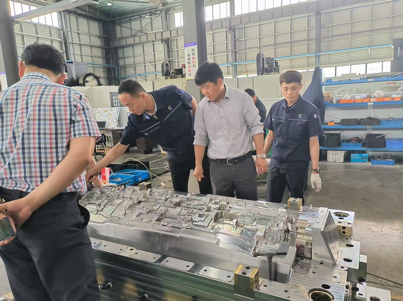 Certantes pro excellentia Earns laus: Customer multum agnoscit IP Molde acceptatione